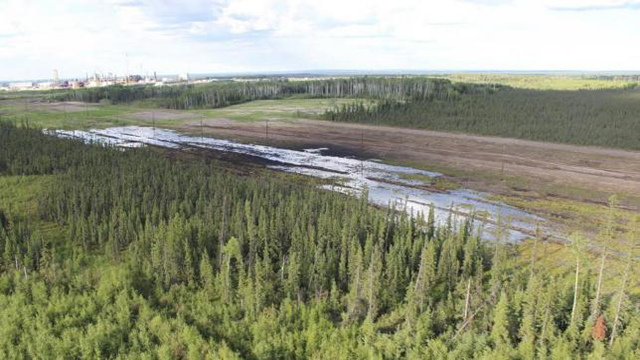A Nexen pipeline spills five million liters of bitumen