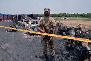 L’explosion d’un camion-citerne fait des dizaines de victimes au Pakistan