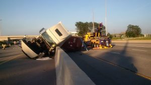 L’autoroute Queen Elisabeth Way fermé après l’accident d’un camion transportant des matières dangereuses
